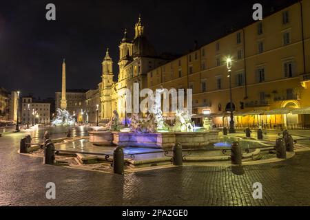 ROM, ITALIEN - CA. AUGUST 2020: Piazza Navona (Piazza Navonas) mit dem berühmten Bernini-Brunnen bei Nacht Stockfoto
