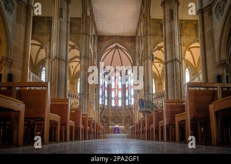 Altar und Schiff in St. Johanneskirche (Johanneskirche) Innenraum - Stuttgart, Deutschland Stockfoto