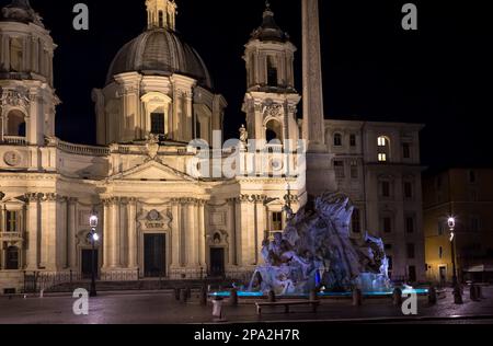 ROM, ITALIEN - CA. AUGUST 2020: Piazza Navona (Piazza Navonas) mit dem berühmten Bernini-Brunnen bei Nacht Stockfoto