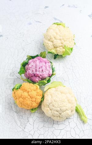 Bio-Blumenkohl auf altem Küchentisch Stockfoto