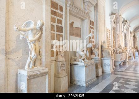 ROM, ITALIEN - UM AUGUST 2020: Perspektive der Innensammlung des Vatikanischen Museums Stockfoto