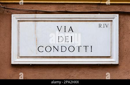 Rom, Italien. Straßenschild der berühmten Condotti Straße - Via dei Condotti - Zentrum der römischen Luxus-Shopping Stockfoto