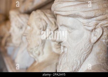 ROM, ITALIEN - UM AUGUST 2020: Perspektive der Innensammlung des Vatikanischen Museums Stockfoto