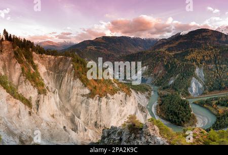 Blick auf den berühmten Schweizer Grand Canyon oder die Ruinaulta-Schlucht unter Flims in der Surselva-Region der Schweizer Alpen bei Sonnenuntergang am späten Herbsttag Stockfoto