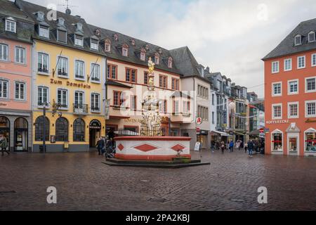 Petersbrunnen am Hauptmarkt - Trier, Deutschland Stockfoto