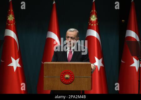 Ankara, T-¨¹rkiye. 10. März 2023. Der türkische Präsident Recep Tayyip Erdogan hält am 10. März 2023 in Ankara, T¨¹rkiye, eine Rede. Der türkische Präsident Recep Tayyip Erdogan unterzeichnete am Freitag ein Dekret zur Einleitung von Schnellwahlen, ein präventives Vorgehen, das dem Amtsinhaber helfen könnte, die jüngsten politischen Trends in einem von einem engen Präsidentschaftswettlauf erwarteten Umfeld zu nutzen, so Experten.Erdogan legte die Präsidentschafts- und Parlamentswahlen des Landes für Mai 14 fest, Einen Monat früher als geplant. Kredit: Mustafa Kaya/Xinhua/Alamy Live News Stockfoto