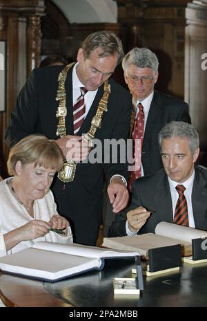 Bundeskanzlerin Angela Merkel, links, und Ministerpraesident Guenter ...