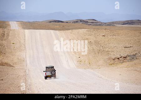 Auto auf der Straße C14 zwischen Solitaire und Kuiseb Pass, Republik Namibia Stockfoto