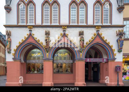 Steipe-Gebäudefassade mit Statuen des Schutzpatrons Trier - Trier, Deutschland Stockfoto