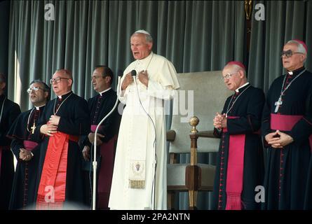 Papst Johannes Paul II. Spricht 1985 im Petersdom im Vatikan. Stockfoto