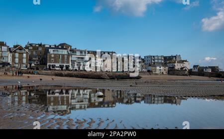 Das Gebäude spiegelt sich im Wasser in St. Ives wider Stockfoto