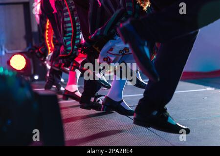 Sofia, Bulgarien - ca. 2023 - traditionelle bulgarische Tänzer auf der Bühne einer Konferenz, die sich gemeinsam bewegen. Stockfoto