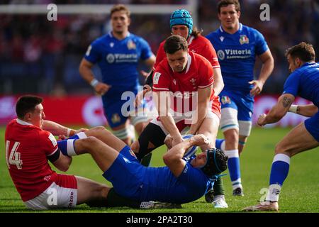 Der italienische Juan Ignacio Brex (Zentrum) wird während des Guinness Six Nations-Spiels im Stadio Olimpico, Rom, von Wales' Josh Adams (links) und Mason Grady (rechts) angegriffen. Foto: Samstag, 11. März 2023. Stockfoto