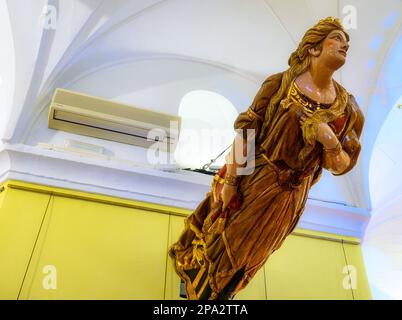 Skulptur mit weiblichem Abbild, die zur Dekoration eines Schiffes verwendet wurde. Auf Spanisch heißt das Gebäude Torre del Oro. Stockfoto