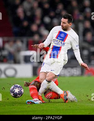 Lionel Messi FC Paris Saint-Germain PSG (30) gegen Alphonso Davies Bayern FC München FCB (19), CL, Champions League-Spiel, Allianz Arena, München Stockfoto