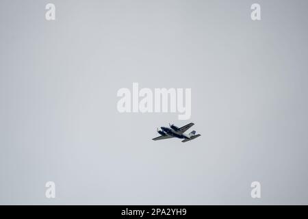 Piper PA-31-310 Navajo C, G-UMMI zweimotorige Kabinenflugzeuge mit Überwachungsausrüstung, die über das militärische Trainingsgebiet der Salisbury Plain in Großbritannien fliegen Stockfoto