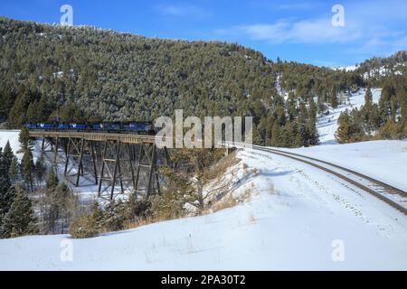 Hilfsmotoren fahren im Winter über den Zugböckel bei Austin, montana Stockfoto