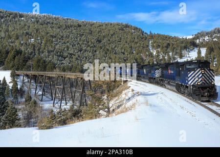 Hilfsmotoren fahren im Winter über den Zugböckel bei Austin, montana Stockfoto