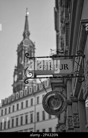 Nahaufnahme der Kirche der drei Könige von dresden in Schwarz und Weiß Stockfoto