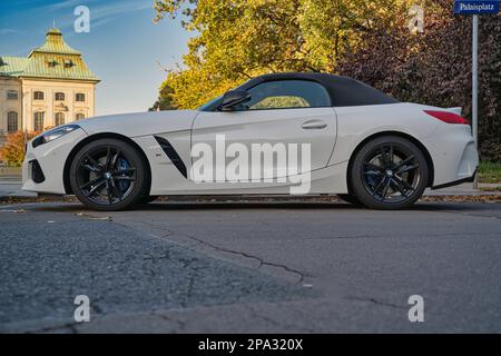 Nahaufnahme des geparkten weißen BMW Cabriolets Stockfoto