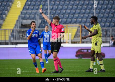 Empoli, Italien. 11. März 2023. Schiedsrichter Francesco Cosso aus Reggio Calabria zeigt Empoliâ&#x80;&#X99;s Sebastiano Luperto beim Empoli FC vs Udinese Calcio, italienisches Fußballspiel Serie A in Empoli, Italien, März 11 2023 Kredit: Independent Photo Agency/Alamy Live News Stockfoto