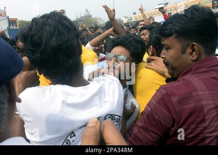 Nicht exklusiv: 10. März 2023, Kolkata, Indien: Aktivisten der Studentenvereinigung Indiens (SFI) stellen sich während einer Staatsversammlung zur protestaktion gegen die ag der Polizei Stockfoto