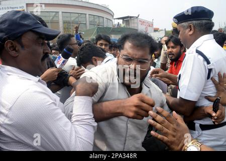 Nicht exklusiv: 10. März 2023, Kolkata, Indien: Aktivisten der Studentenvereinigung Indiens (SFI) stellen sich während einer Staatsversammlung zur protestaktion gegen die ag der Polizei Stockfoto