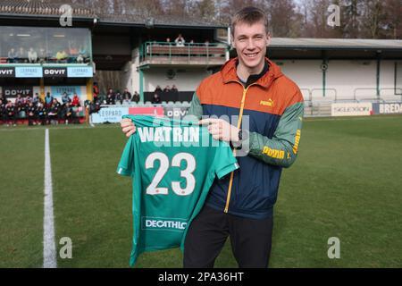 Der belgische Sportler Julien Watrin zeigte sich zu Beginn eines Fußballspiels zwischen RE Virton und SL16 am Samstag, den 11. März 2023 in Virton, am 3. Tag der Relegation Play-offs der 1B. Division der belgischen Meisterschaft „Challenger Pro League“ 2022-2023. BELGA FOTO BRUNO FAHY Stockfoto