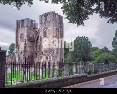 Elgin Cathedral, eine historische Ruine in Elgin, Moray, Nordost-Schottland. Ruine der alten schottischen Kirche an einem kalten bewölkten Tag im Spätsommer. Stockfoto