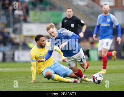 Akin Famewo (links) von Sheffield Wednesday fordert Portsmouth's Paddy Lane während des Spiels der Sky Bet League One im Fratton Park in Portsmouth heraus. Foto: Samstag, 11. März 2023. Stockfoto