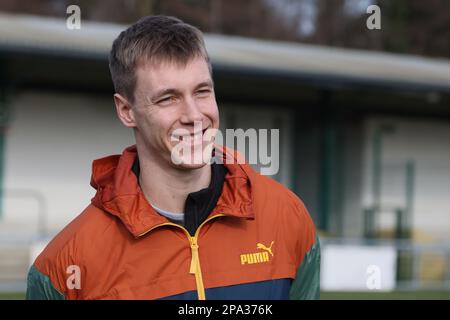 Der belgische Sportler Julien Watrin zeigte sich zu Beginn eines Fußballspiels zwischen RE Virton und SL16 am Samstag, den 11. März 2023 in Virton, am 3. Tag der Relegation Play-offs der 1B. Division der belgischen Meisterschaft „Challenger Pro League“ 2022-2023. BELGA FOTO BRUNO FAHY Stockfoto