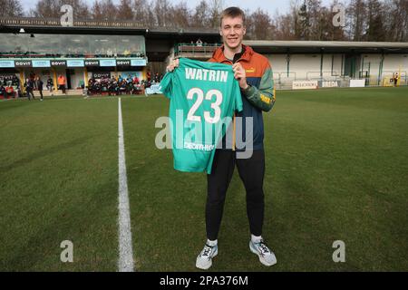 Der belgische Sportler Julien Watrin zeigte sich zu Beginn eines Fußballspiels zwischen RE Virton und SL16 am Samstag, den 11. März 2023 in Virton, am 3. Tag der Relegation Play-offs der 1B. Division der belgischen Meisterschaft „Challenger Pro League“ 2022-2023. BELGA FOTO BRUNO FAHY Stockfoto