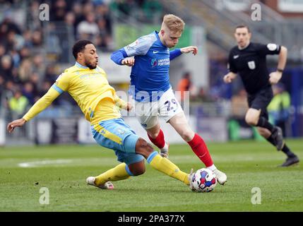 Akin Famewo (links) von Sheffield Wednesday fordert Portsmouth's Paddy Lane während des Spiels der Sky Bet League One im Fratton Park in Portsmouth heraus. Foto: Samstag, 11. März 2023. Stockfoto