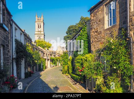 Circus Lane in Edinburgh an einem schönen sonnigen Sommertag. Sommer in schottischer Hauptstadt. Berühmte Straßen in Edinburgh. Entdecken Sie Schottland. Schottische Geschichte. Stockfoto