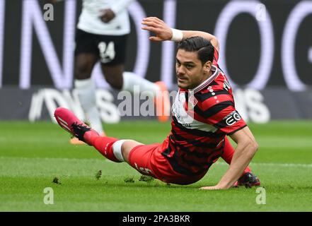 11. März 2023, Hessen, Frankfurt/Main: Fußball: Bundesliga, Eintracht Frankfurt - VfB Stuttgart, Spieltag 24 im Deutsche Bank Park. Stuttgarts Konstantinos Mavropanos in Aktion. Foto: Arne Dedert/dpa - WICHTIGER HINWEIS: Gemäß den Anforderungen der DFL Deutsche Fußball Liga und des DFB Deutscher Fußball-Bund ist es verboten, im Stadion aufgenommene Fotografien und/oder das Spiel in Form von Sequenzbildern und/oder videoähnlichen Fotoserien zu verwenden oder verwenden zu lassen. Stockfoto