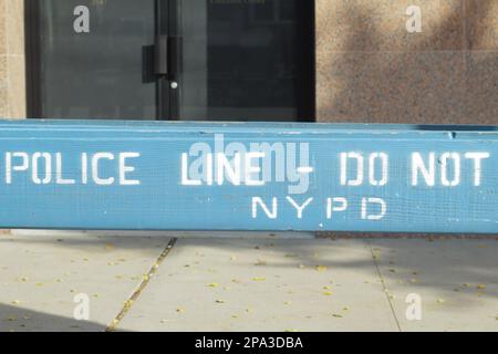 Polizeilinie, nicht überqueren, NYPD blaue Holzbarrikade in einer geschlossenen Straße in New York City Stockfoto