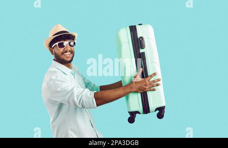 Ein lächelnder Indianer, der sich auf Sommerreisen freut Stockfoto