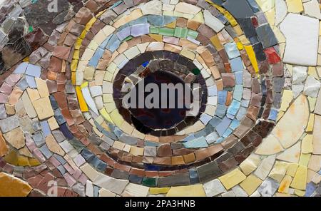 Detail eines bunten Mosaiks mit abstraktem Muster. Venezianisches Mosaik. Hintergrund- und Texturmosaik. Stockfoto