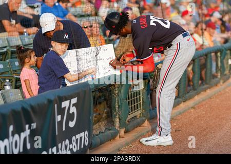 10. März 2023, Sarasota FL, USA; Minnesota Twins Außenfeldspieler Willie Joe Garry Jr. (23) signalisiert während eines MLB-Frühjahrszugs ein Geburtstagsschild für junge Fans Stockfoto