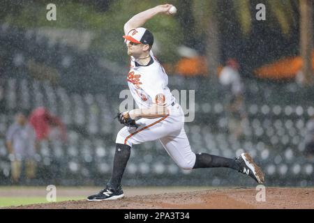 10. März 2023, Sarasota FL, USA; Baltimore Orioles Relief Pitcher Bryan Baker (43) gibt während eines MLB-Frühjahrstrainings gegen das Min. Einen Platz Stockfoto