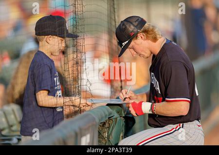 10. März 2023, Sarasota FL, USA; Minnesota Twins Infielder Ben Ross (23) signiert während eines MLB-Frühjahrstrainingspiels aga ein Geburtstagsschild für junge Fans Stockfoto