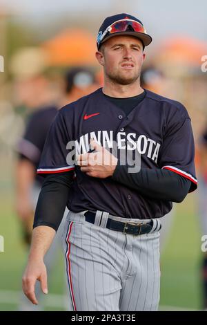 10. März 2023, Sarasota FL, USA; Minnesota Twins Außenfeldspieler Anthony Prato (45) zieht bei einem MLB-Frühjahrstraining gegen den Balt ins Dugout Stockfoto