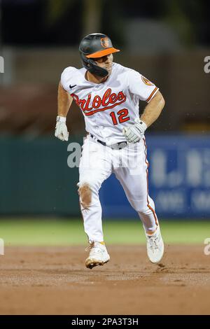 10. März 2023, Sarasota FL USA; Baltimore Orioles zweiter Baseman Adam Frazier (12) startet während eines MLB-Frühjahrstrainingstrainings ag mit Hit and Run Stockfoto