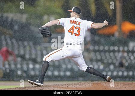 10. März 2023, Sarasota FL, USA; Baltimore Orioles Relief Pitcher Bryan Baker (43) gibt während eines MLB-Frühjahrstrainings gegen das Min. Einen Platz Stockfoto