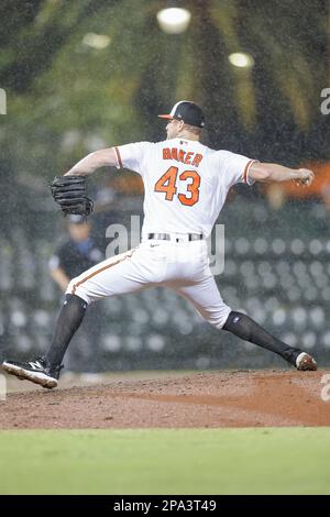 10. März 2023, Sarasota FL, USA; Baltimore Orioles Relief Pitcher Bryan Baker (43) gibt während eines MLB-Frühjahrstrainings gegen das Min. Einen Platz Stockfoto