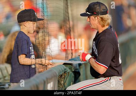 10. März 2023, Sarasota FL, USA; Minnesota Twins Infielder Ben Ross (23) signiert während eines MLB-Frühjahrstrainingspiels aga ein Geburtstagsschild für junge Fans Stockfoto