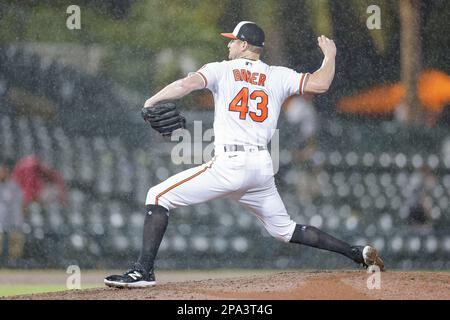 10. März 2023, Sarasota FL, USA; Baltimore Orioles Relief Pitcher Bryan Baker (43) gibt während eines MLB-Frühjahrstrainings gegen das Min. Einen Platz Stockfoto