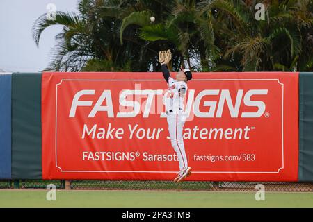 10. März 2023, Sarasota FL USA; Baltimore Orioles Left Fielder Kyle Stowers (83) fängt während eines MLB-Frühjahrstrainings gegen das Min eine Pop-Fliege Stockfoto