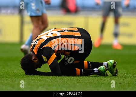 Coventry, Großbritannien. 11. März 2023. Benjamin Tetteh #30 aus Hull City wurde nach einer Herausforderung mit Luke McNally #16 aus Coventry City während des Sky Bet Championship-Spiels Coventry City vs Hull City in der Coventry Building Society Arena, Coventry, Großbritannien, am 11. März 2023 (Foto von Ben Roberts/News Images) in Coventry, Großbritannien, am 3./11. März 2023 verletzt. (Foto: Ben Roberts/News Images/Sipa USA) Guthaben: SIPA USA/Alamy Live News Stockfoto