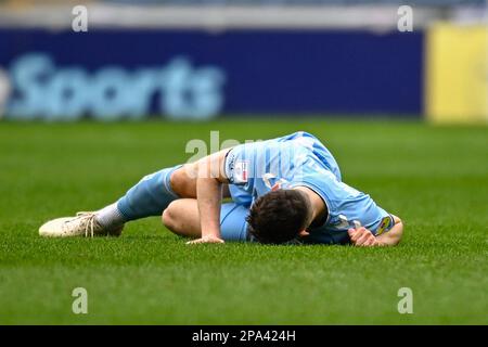 Coventry, Großbritannien. 11. März 2023. Luke McNally #16 aus Coventry City wurde nach einer Herausforderung mit Benjamin Tetteh #30 aus Hull City während des Sky Bet Championship-Spiels Coventry City vs Hull City in der Coventry Building Society Arena, Coventry, Großbritannien, am 11. März 2023 (Foto von Ben Roberts/News Images) in Coventry, Großbritannien, am 3./11. März 2023 verletzt. (Foto: Ben Roberts/News Images/Sipa USA) Guthaben: SIPA USA/Alamy Live News Stockfoto